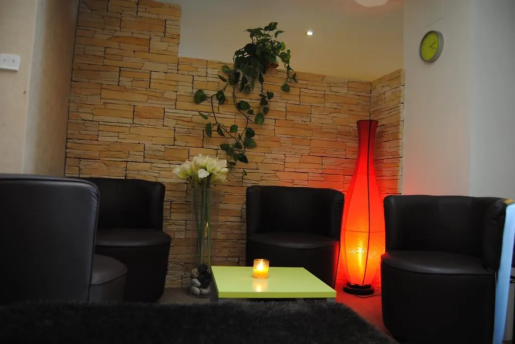 Logis Hotel Castel De Mirambel Lourdes